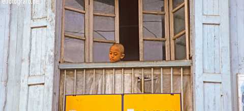 Kind auf Balkon in Burma