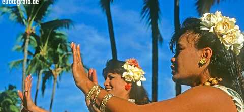 Tänzerinnen auf Hawaii