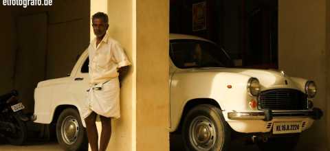 Mann in Garage in Indien