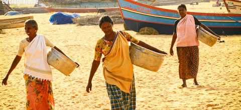 Frauen am Strand in Indien