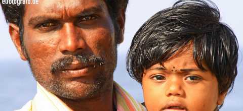 Mann mit Kind in Indien