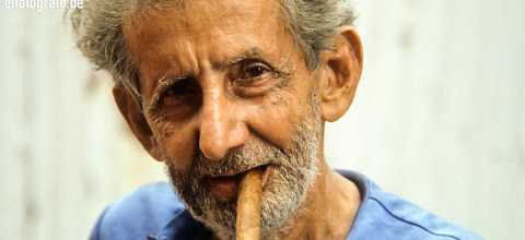 Mann mit Zigarre auf Kuba