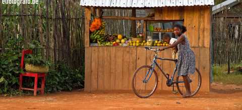 Junge Frau vor Obststand auf Madagaskar