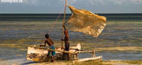 Kinder mit Boot auf Madagaskar