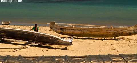 Kind mit Boot auf Madagaskar