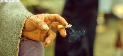 Hand mit Zigarette in Südamerika