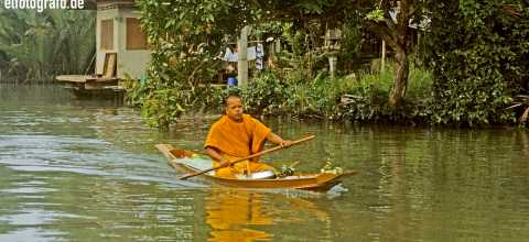 Mönch auf Fluss im Thailand