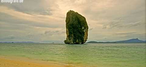 Felsen vor Strand in Thailand